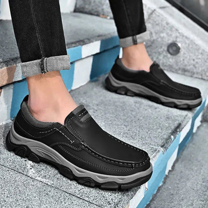 Schwarze orthopädische Herrenschuhe, bequem, rutschfest, ideal für den täglichen Gebrauch.