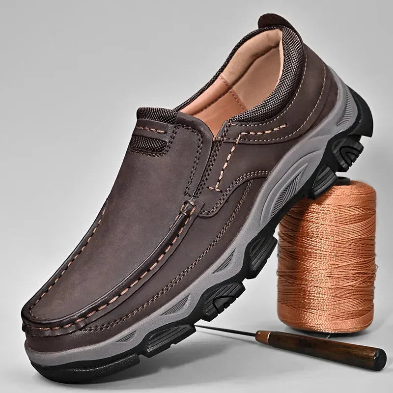 Brauner orthopädischer Lederschuh, komfortabel, rutschfest, ideal für täglichen Gebrauch.