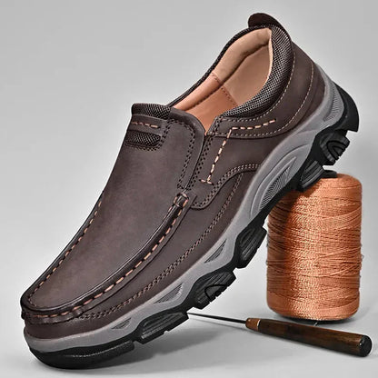 Brauner orthopädischer Lederschuh, komfortabel, rutschfest, ideal für täglichen Gebrauch.