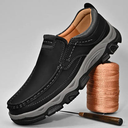 Schwarze orthopädische Schuhe, bequem, rutschfest, für täglichen Gebrauch, Herrenmode.