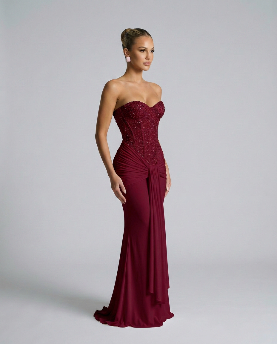 Weinrotes Maxikleid mit Pailletten-Korsage und herabfallender Draperie, in Seitenansicht am Model 4
