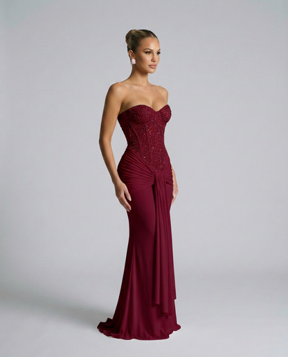 Weinrotes Maxikleid mit Pailletten-Korsage und herabfallender Draperie, in Seitenansicht am Model 4