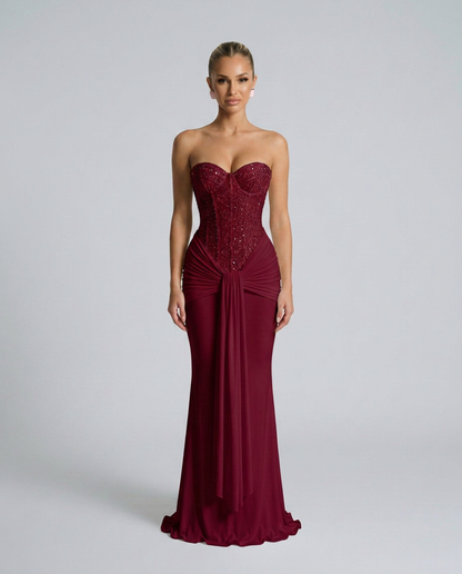 Weinrotes trägerloses Maxikleid mit glitzerndem Korsagenoberteil und Drapierung, frontal am Model 3