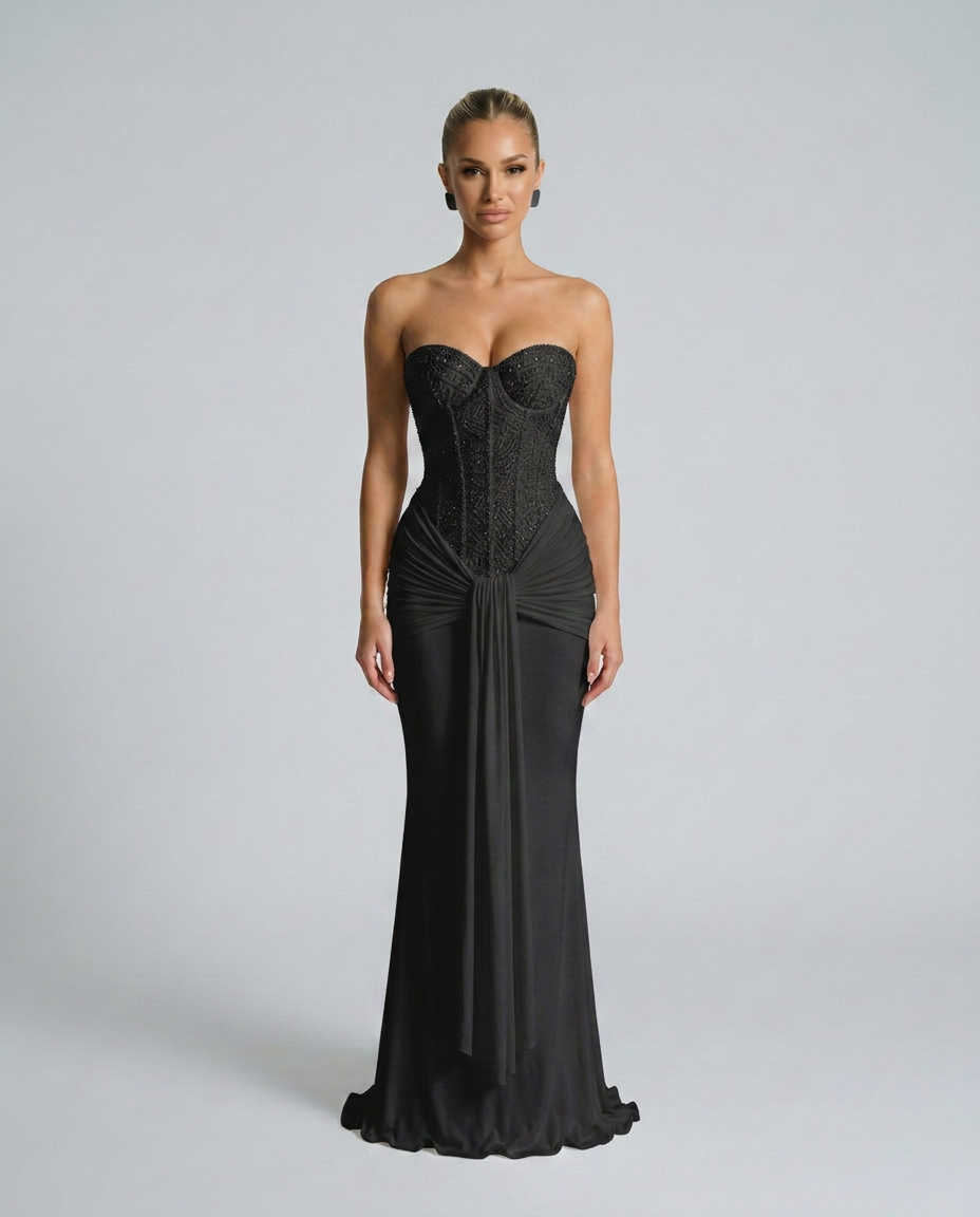 Schwarzes trägerloses Maxikleid mit perlenbesetztem Korsagenoberteil und drapiertem Tuch, frontal von einem Model getragen 1