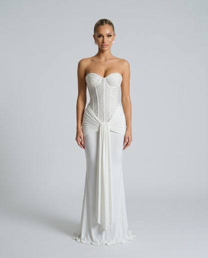 Weißes trägerloses Maxikleid mit perlenbesetzter Korsage und drapiertem Tuch, frontal am Model 6