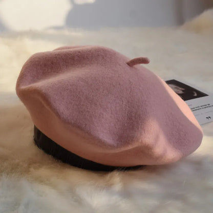 Rosa Woll-Baskenmütze auf Felluntergrund, modisches Accessoire für Damen.