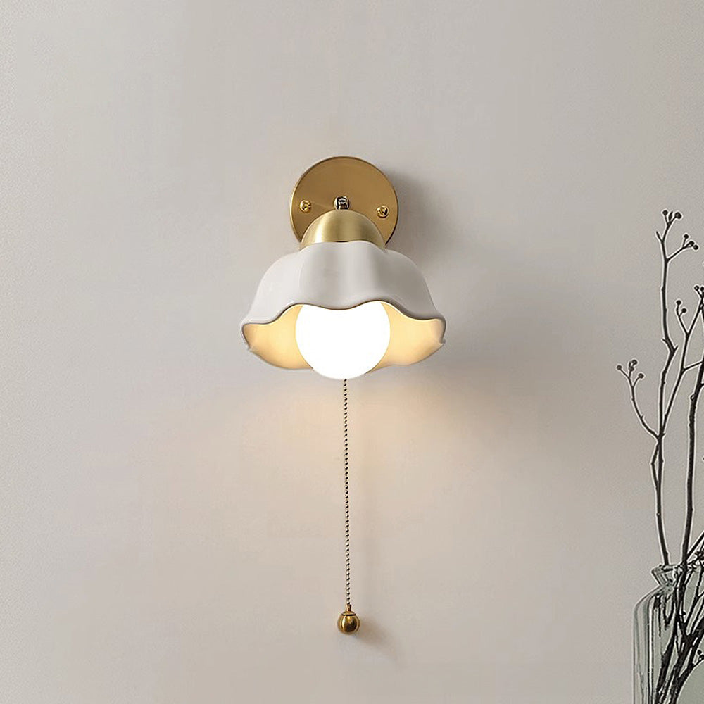Verstellbare französische Wandleuchte, weiß, Messing, Vintage-Stil, Innenbeleuchtung.