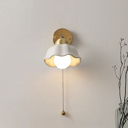 Verstellbare französische Wandleuchte, weiß, Messing, Vintage-Stil, Innenbeleuchtung.