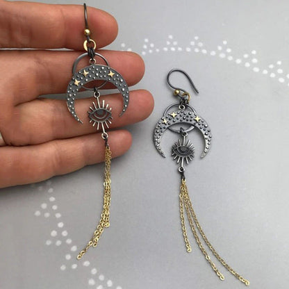 Silberne Ohrringe mit Halbmond, Auge und goldenen Ketten, Vintage-Stil, geometrisch.