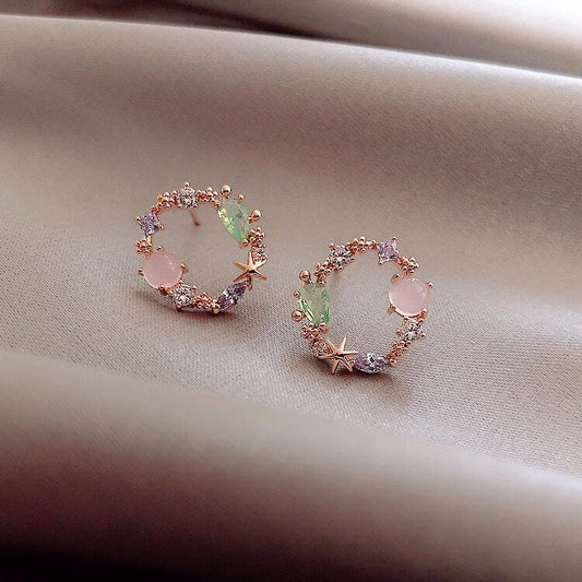 Runde Ohrringe mit rosa und grünen Kristallen, florales Design, Damen Schmuck, elegant.