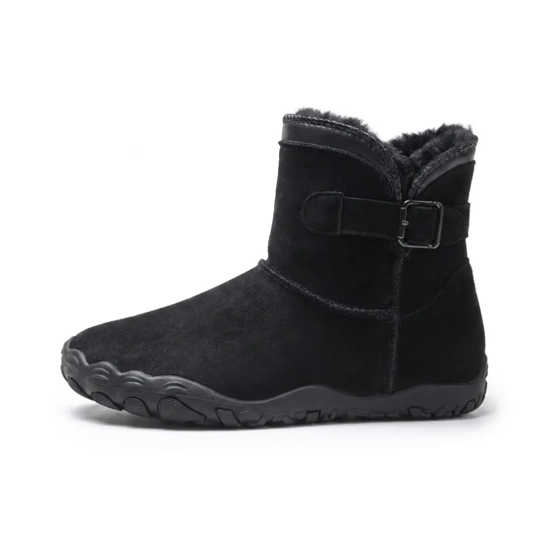 Schwarzer Wildlederstiefel von der Seite mit Schnalle, dunklem Plüschfutter und flacher Profilsohle 10