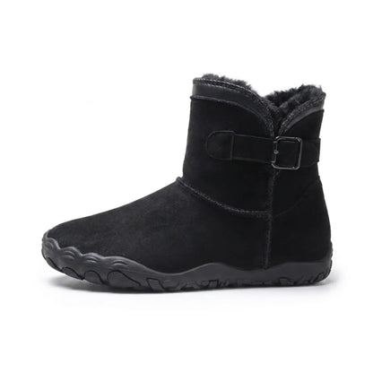 Schwarzer Wildlederstiefel von der Seite mit Schnalle, dunklem Plüschfutter und flacher Profilsohle 10