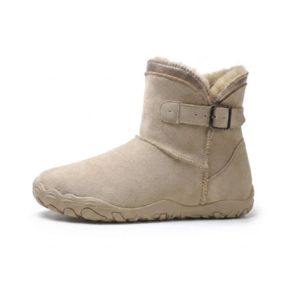 Beiger Wildlederstiefel von der Seite mit Schnalle, flauschigem Futter und breiter, flacher Sohle 1