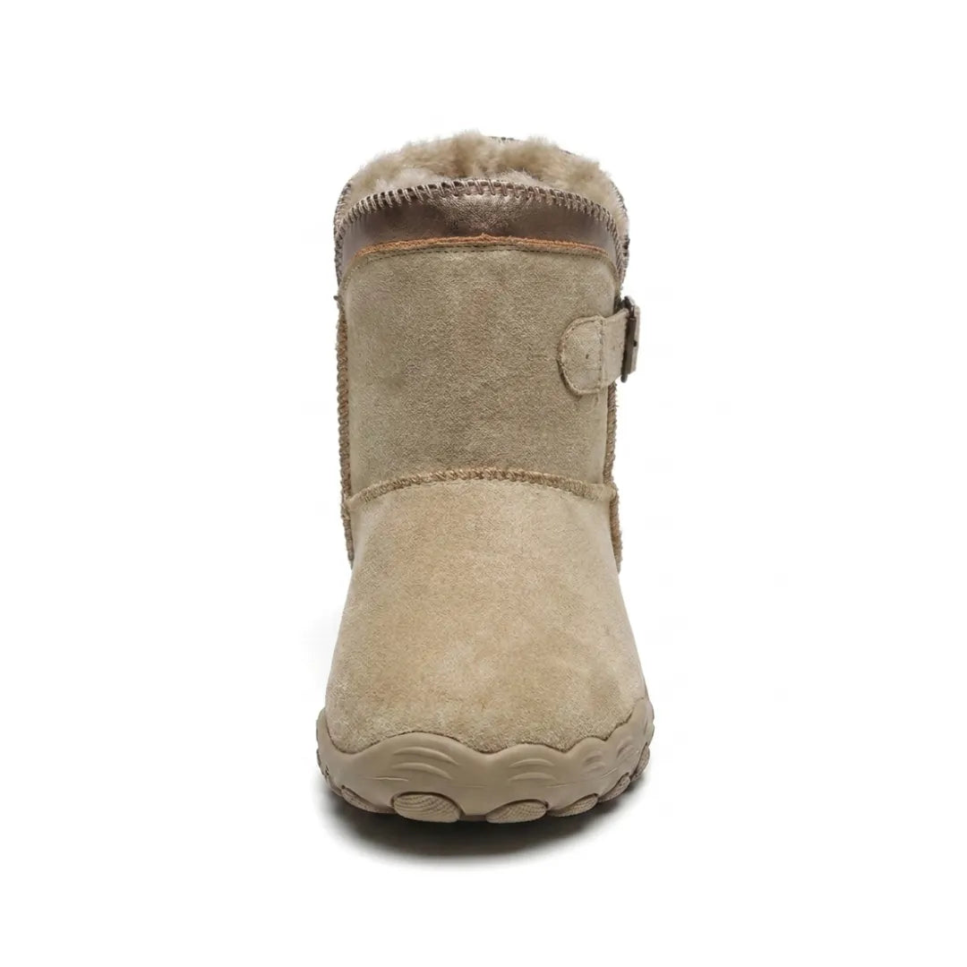 Beiger Stiefel frontal fotografiert, mit breiter Spitze, Fellfutter am Schaft und seitlicher Schnalle 8
