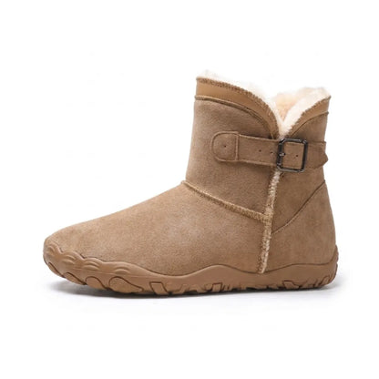 Brauner Wildlederstiefel von der Seite mit Schnalle, hellem Plüschfutter und flacher Profilsohle 19