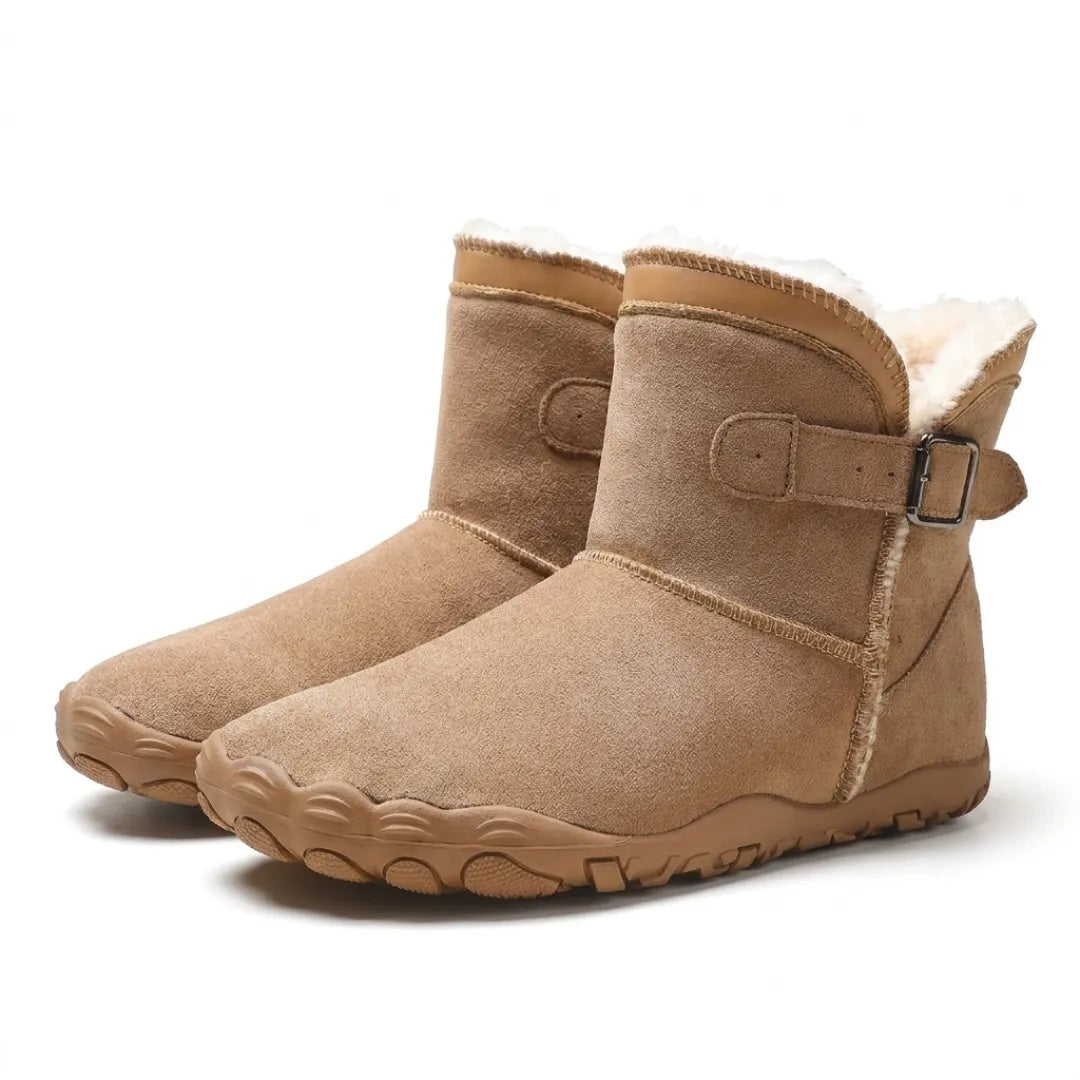 Paar brauner Wildleder-Stiefel mit Schnalle, weichem Fellfutter und breiter, profilierter Sohle im Schrägblick 25