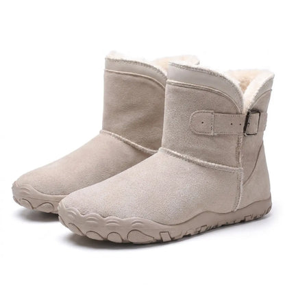 Paar beiger Wildleder-Stiefel mit Schnalle, cremefarbenem Fellfutter und breiter Profilsohle im Schrägblick 34