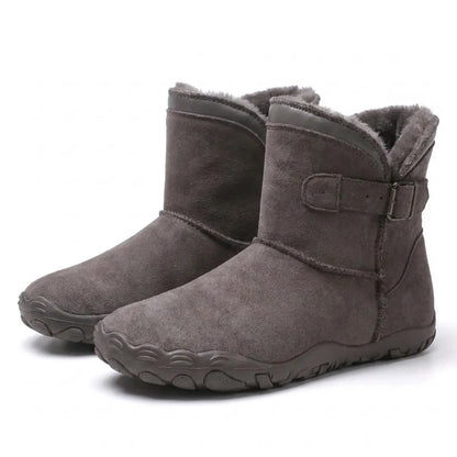 Paar graubraune Wildleder-Stiefel mit flauschigem Futter, seitlicher Schnalle und profilierter, breiter Sohle, schräg von 43