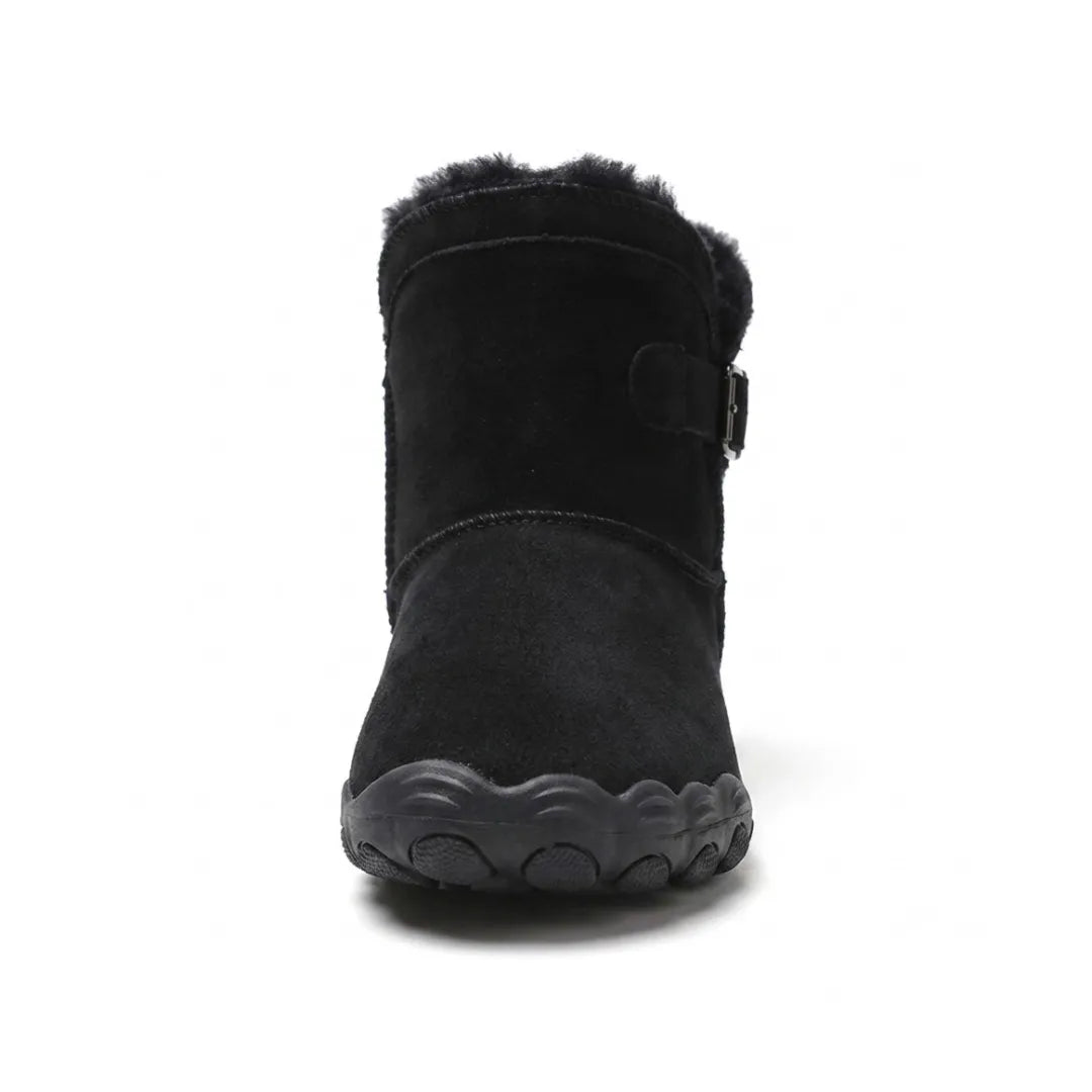 Schwarzer Stiefel frontal fotografiert, mit breiter Spitze, flauschigem Futter und seitlicher Schnalle 17
