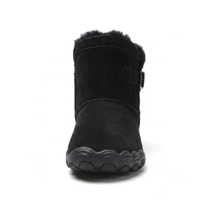 Schwarzer Stiefel frontal fotografiert, mit breiter Spitze, flauschigem Futter und seitlicher Schnalle 17