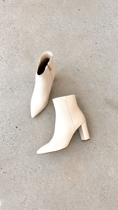 Beige Damen Stiefeletten mit Blockabsatz, spitz zulaufend, elegantes Design, Lederoptik.