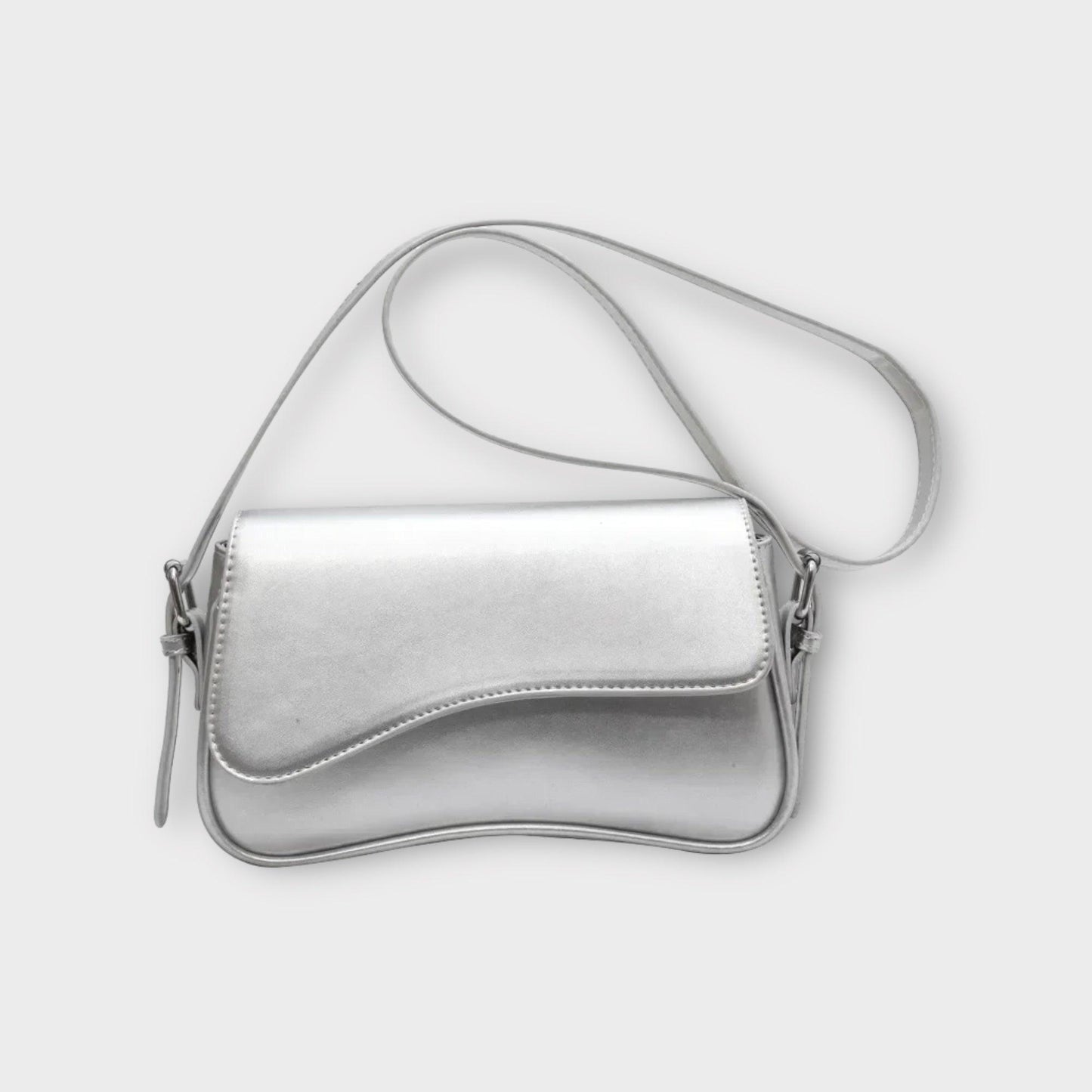 Silberne Umhängetasche aus Leder, modisches Accessoire für Damen, elegantes Design.