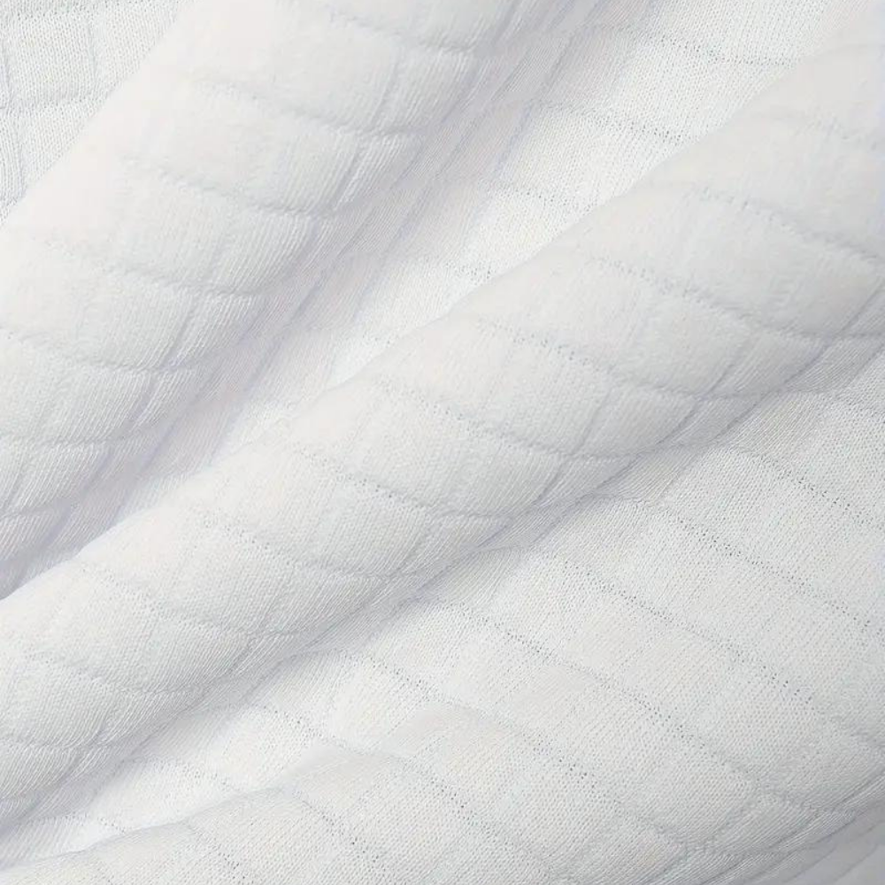Weiße gesteppte Stoffstruktur, Nahaufnahme, Textilmaterial, Poloshirt, Herrenmode.