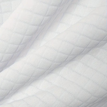 Weiße gesteppte Stoffstruktur, Nahaufnahme, Textilmaterial, Poloshirt, Herrenmode.