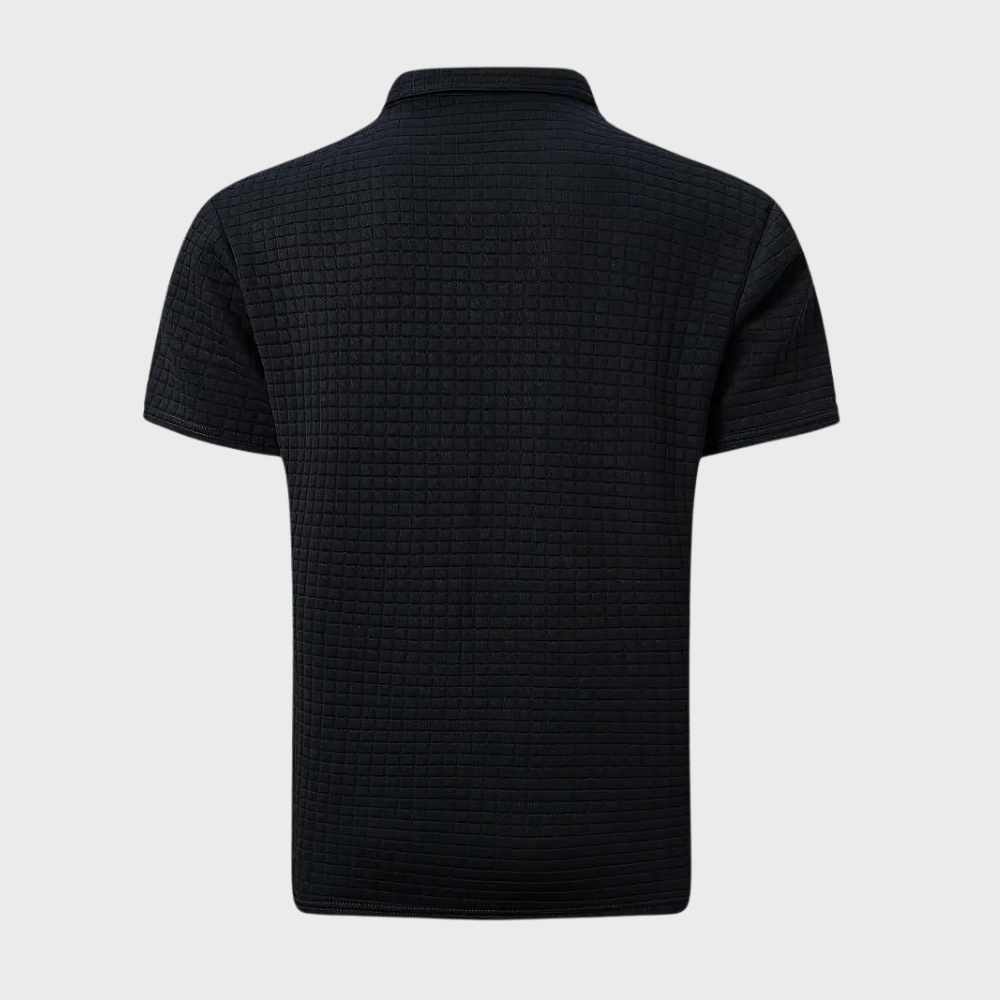 Schwarzes Herren-Poloshirt, kurzärmelig, strukturierter Stoff, klassischer Kragen, modisch.