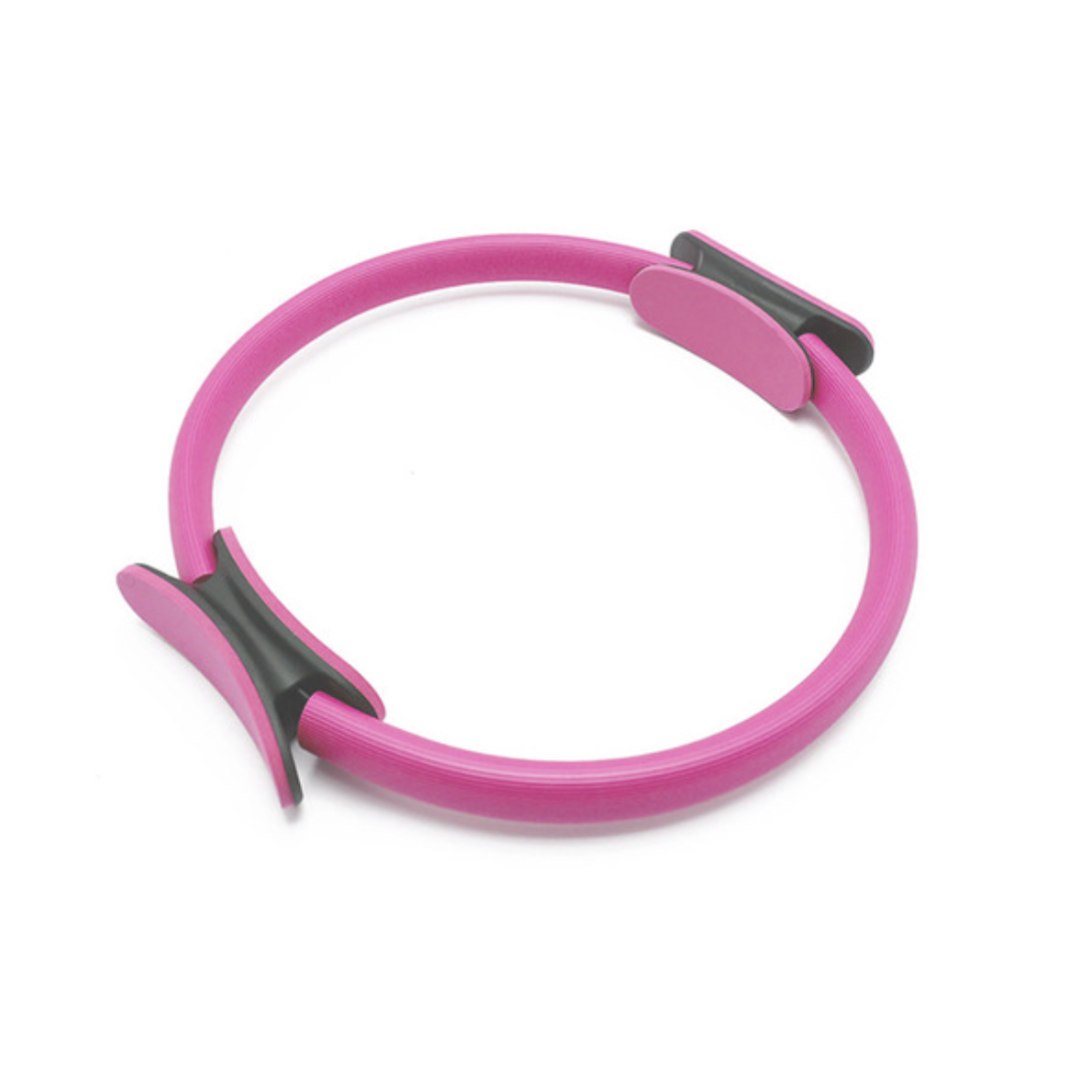 Rosa Pilates-Ring mit schwarzen Griffen, Fitnessgerät für Ganzkörpertraining.