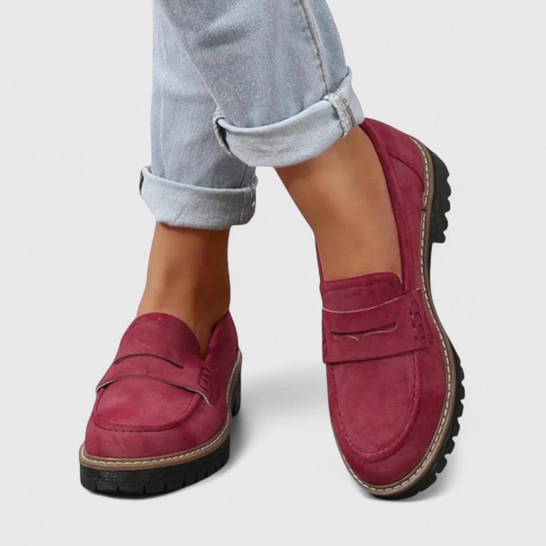 Weinrote Loafer aus Veloursoptik, getragen zu hochgekrempelten hellen Jeans, Blick von vorne 2