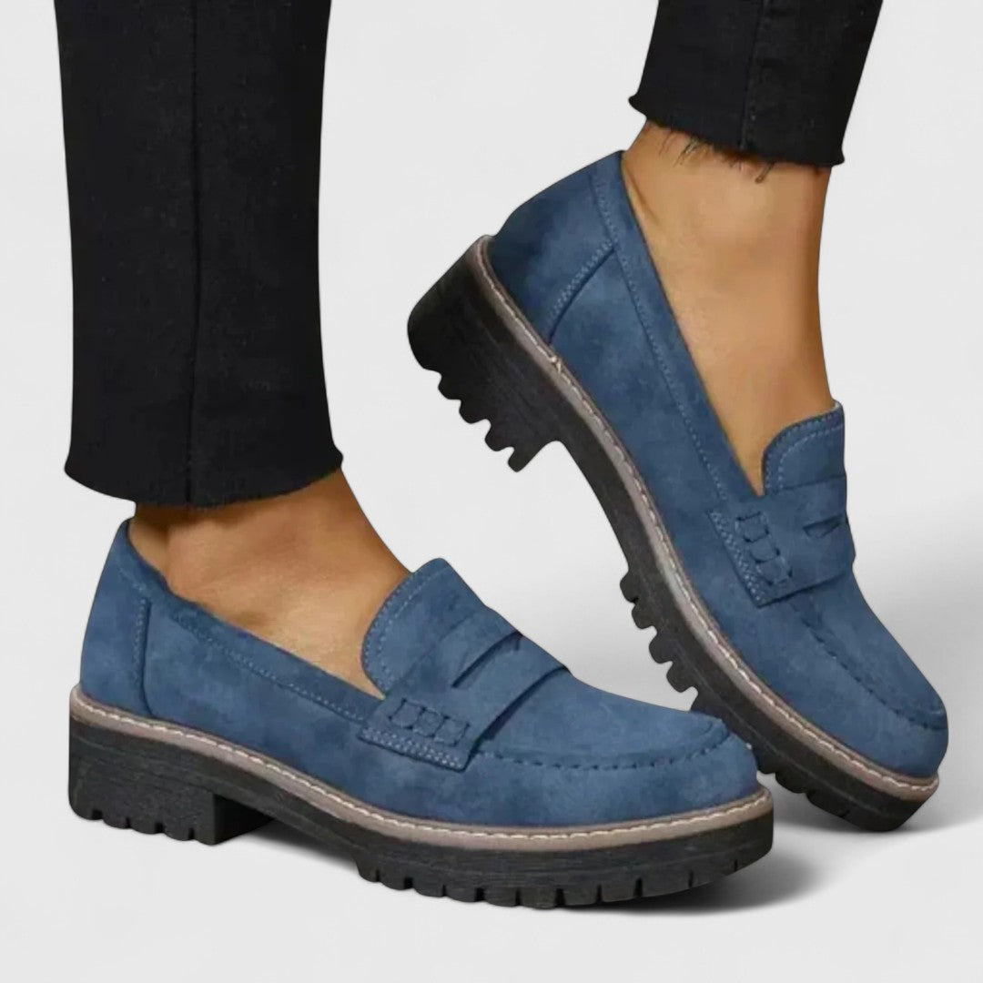 Blaue Loafer mit dicker Profilsohle, getragen zu schwarzer Hose mit ausgefranstem Saum 4