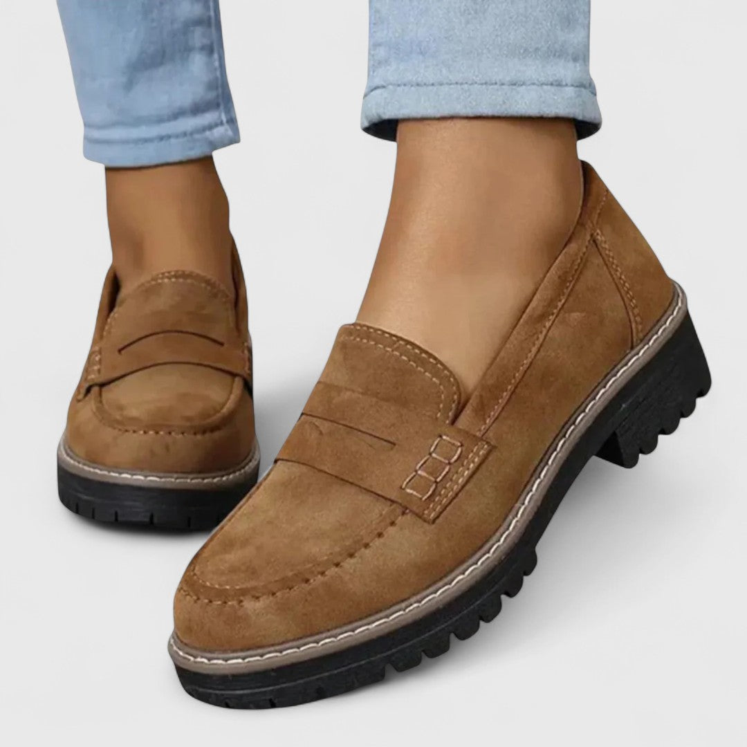Braune Loafer in Wildlederoptik mit weißer Ziernaht, getragen zu hellblauen Jeans 5
