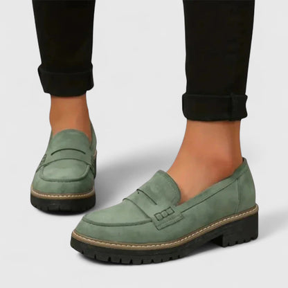 Grüne Loafer mit Profilsohle, getragen zu schwarzer, umgeschlagener Hose, Ansicht von vorne 6