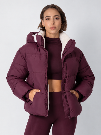 Beerenfarbene Steppjacke offen über passendem Crop-Top, mit cremefarbenem Fleecefutter und Kapuze 16