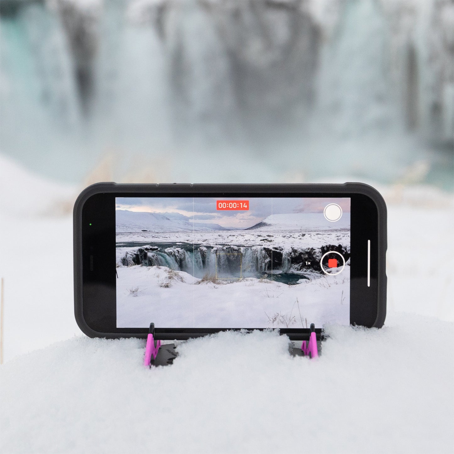 iPhone-Stativ im Schnee, filmt Wasserfall, Pocket Tripod, pink, Island, Landschaftsfotografie.