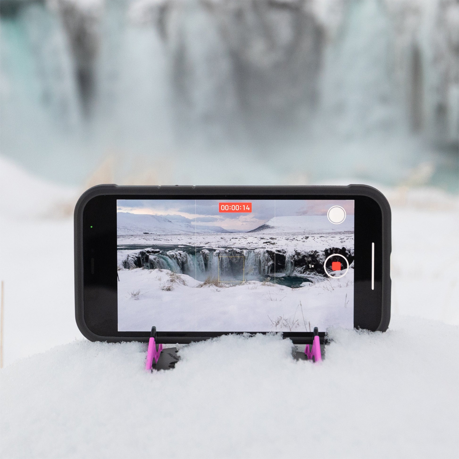 iPhone-Stativ im Schnee, filmt Wasserfall, Pocket Tripod, pink, Island, Landschaftsfotografie.