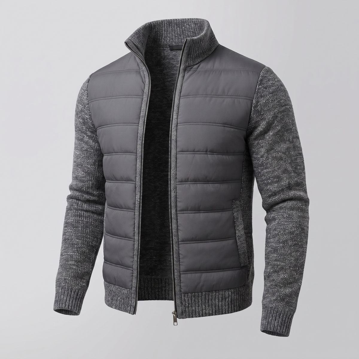 Dunkelgraue Steppjacke mit melierten Strickärmeln und schwarzem Innenfutter, leicht schräg von vorn 2