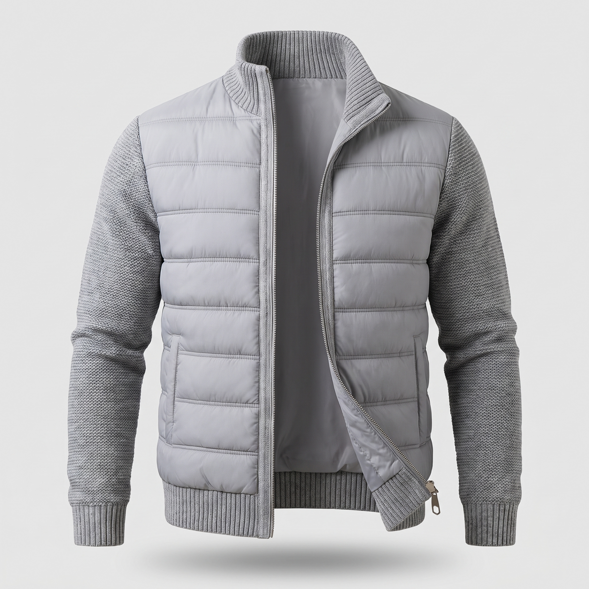 Hellgraue Steppjacke mit Strickärmeln und Stehkragen, offener Reißverschluss, freigestellt von vorn 3