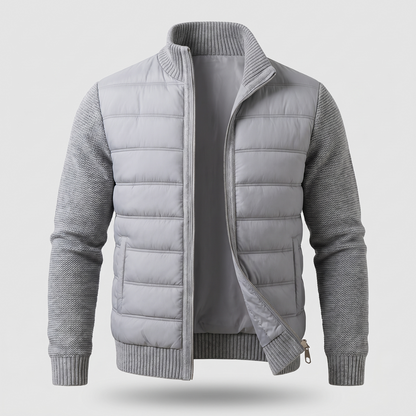 Hellgraue Steppjacke mit Strickärmeln und Stehkragen, offener Reißverschluss, freigestellt von vorn 3