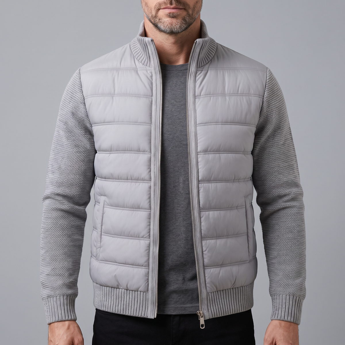 Mann trägt die offene hellgraue Steppjacke mit Strickärmeln über grauem Shirt, Frontansicht 1