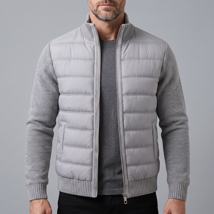 Mann trägt die offene hellgraue Steppjacke mit Strickärmeln über grauem Shirt, Frontansicht 1