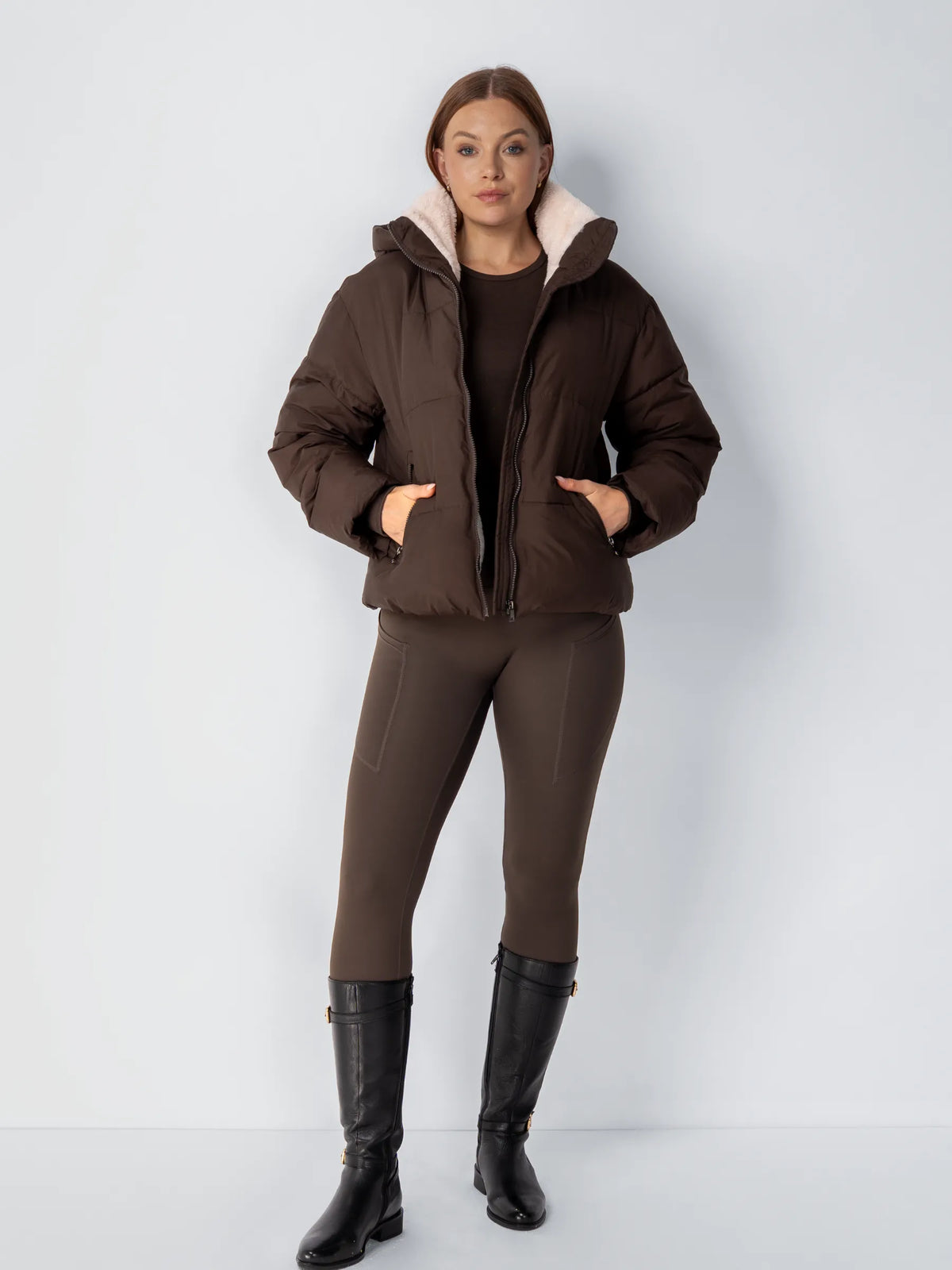 Ganzkörperbild der braunen Jacke mit braunen Leggings und schwarzen Reitstiefeln 15