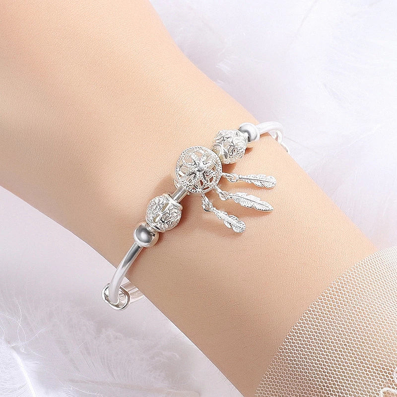 Silbernes Damenarmband mit Federanhängern, elegantes Design, modischer Schmuck.