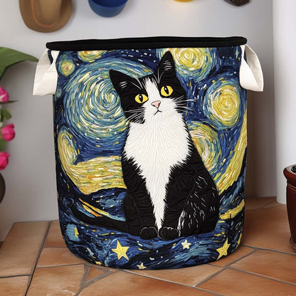 Runder Korb mit gestepptem Motiv einer schwarz-weißen Katze vor wirbelndem Sternenhimmel, mit hellen Henkeln, auf einem Fliesenboden vor einer Wand. 1