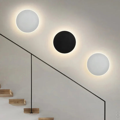 Minimalistische energiesparende Wandleuchte, rund, schwarz-weiß, modernes Design, Treppenbeleuchtung.