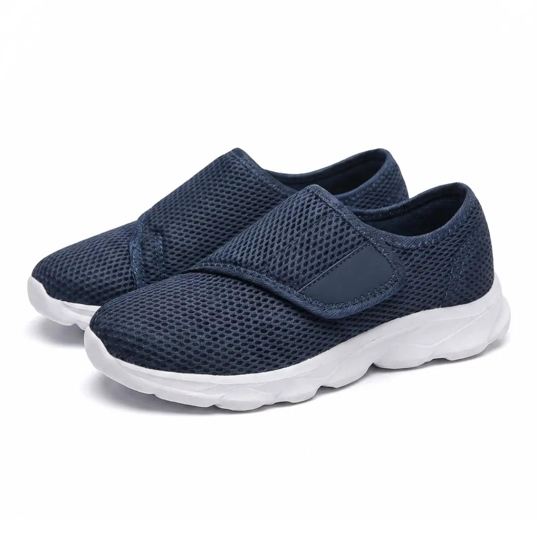 Marineblaues Schuhpaar mit Klettverschluss und weißer Sohle, schräg von vorn auf weißem Hintergrund. 7