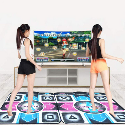 Zwei Frauen tanzen auf einem Tanzmatte-Spiel vor einem Fernseher, Wohnzimmer, Freizeit, Fitness.