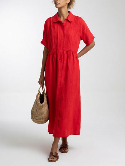 Rotes Maxikleid in Frontansicht mit Knopfleiste bis zum Saum und Rundkragen, getragen mit Korbtasche und braunen Sandalen. 5