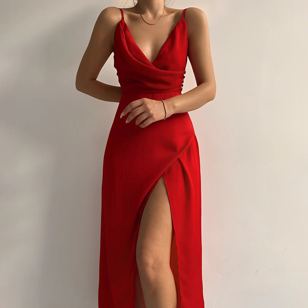 Frau in rotem Abendkleid mit Beinschlitz, elegantes Design, ärmellos, modisch, festlich.